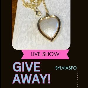 🌟GIVEAWAY🌟 Faux Pearl Heart Necklace